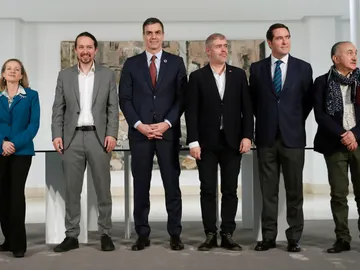 Pedro Sánchez, Yolanda Díaz, Nadia Calviño y Pablo Iglesias durante la firma con patronal y sindicatos Pedro Sánchez, Yolanda Díaz, Nadia Calviño y Pablo Iglesias durante la firma con patronal y sindicatos