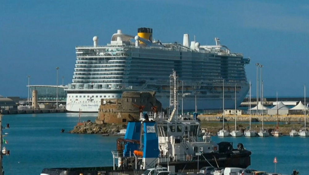 El crucero Costa Smeralda está atracado en el puerto italiano de Civitavecchia