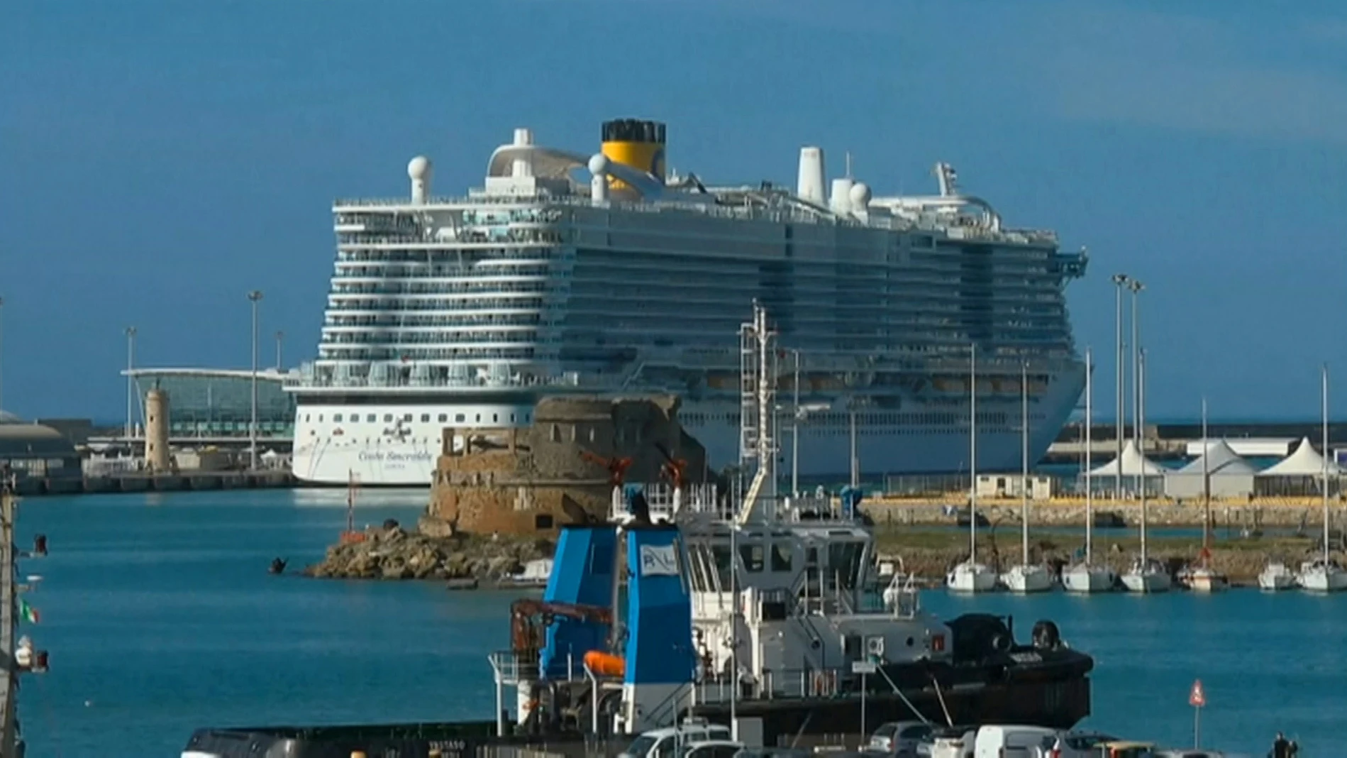 El crucero Costa Smeralda está atracado en el puerto italiano de Civitavecchia El crucero Costa Smeralda está atracado en el puerto italiano de Civitavecchia