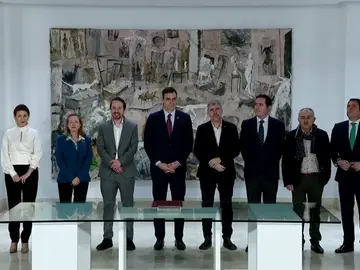 Firma de la subida del SMI con protestas de los agricultores y debate sobre su impacto en el empleo Firma de la subida del SMI con protestas de los agricultores y debate sobre su impacto en el empleo