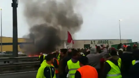 Los agricultores cortan la A-4 a la altura de La Carolina Los agricultores cortan la A-4 a la altura de La Carolina