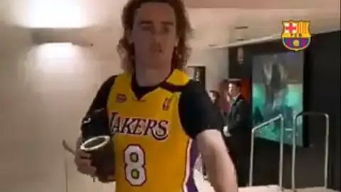 Antoine Griezmann con la camiseta de Kobe Bryant Antoine Griezmann con la camiseta de Kobe Bryant