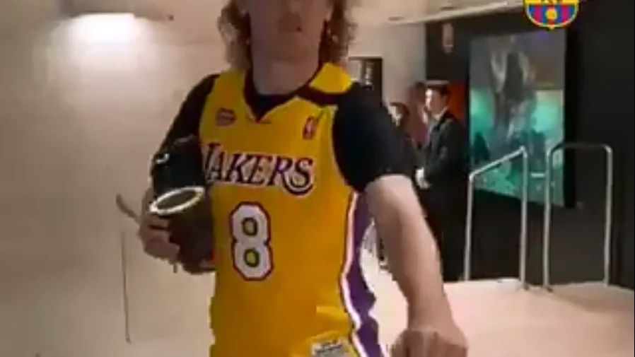 Antoine Griezmann con la camiseta de Kobe Bryant Antoine Griezmann con la camiseta de Kobe Bryant