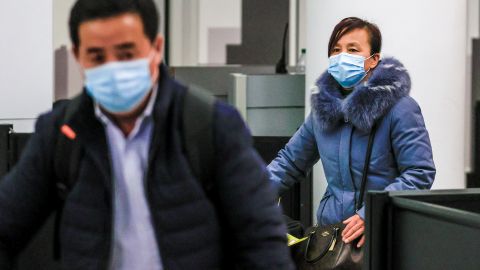 Dos chinos con mascarillas