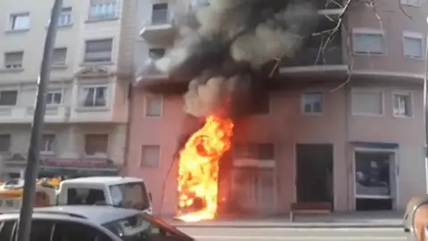 Gran incendio en una tienda de ropa en Barcelona Gran incendio en una tienda de ropa en Barcelona