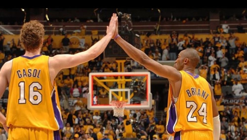 Pau Gasol y Kobe Bryant en un partido de los Lakers