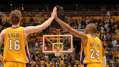Pau Gasol y Kobe Bryant en un partido de los Lakers Pau Gasol y Kobe Bryant en un partido de los Lakers
