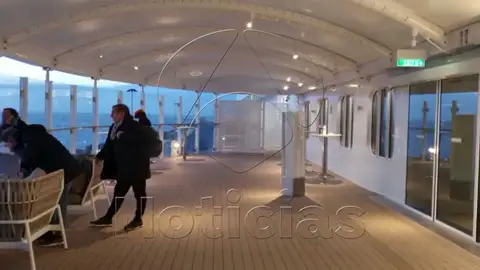 Los pasajeros del crucero bloqueado: "Esto va para largo" Los pasajeros del crucero bloqueado: "Esto va para largo"