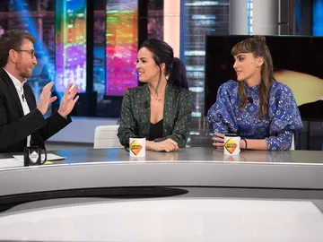 ¿Se puede estar enamorada de dos personas a la vez? Verónica Sánchez e Irene Arcos se sinceran en 'El Hormiguero 3.0' ¿Se puede estar enamorada de dos personas a la vez? Verónica Sánchez e Irene Arcos se sinceran en 'El Hormiguero 3.0'