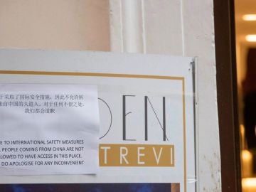 Cartel de un bar de Roma que prohíbe la entrada a personas que hayan estado en China