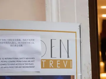 Cartel de un bar de Roma que prohíbe la entrada a personas que hayan estado en China Cartel de un bar de Roma que prohíbe la entrada a personas que hayan estado en China