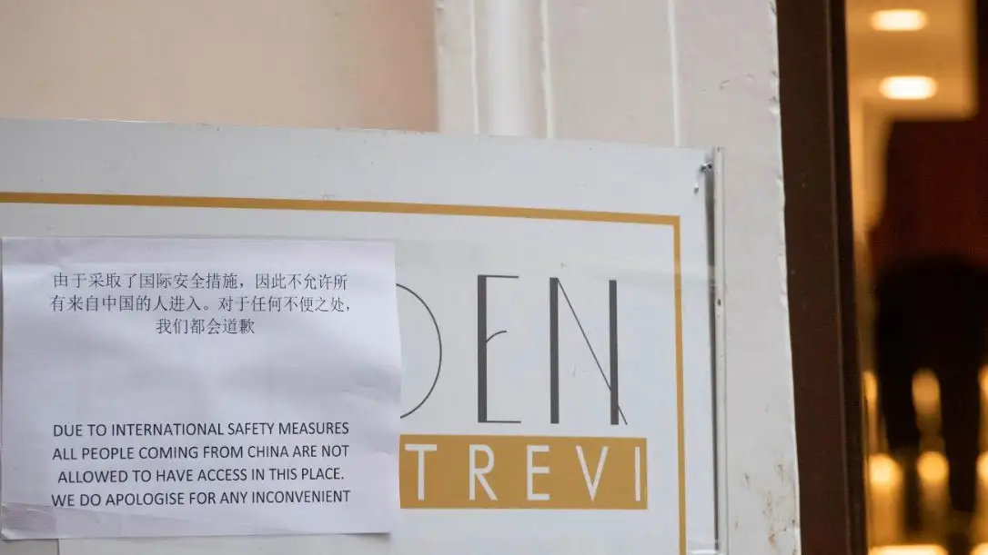 Cartel de un bar de Roma que prohíbe la entrada a personas que hayan estado en China Coronavirus