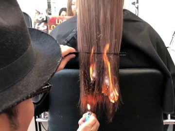 Prende fuego al pelo de su clienta Prende fuego al pelo de su clienta