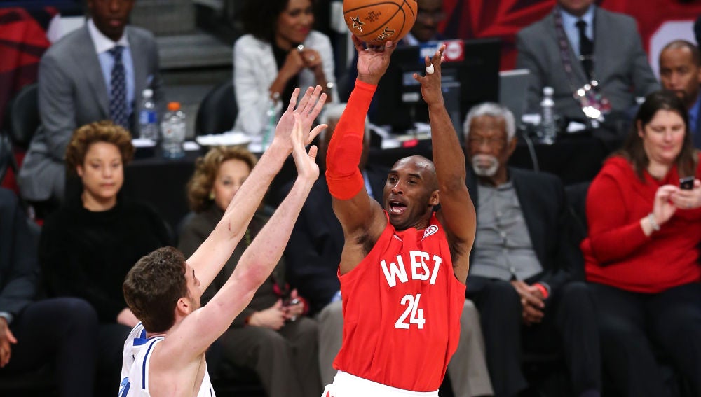 Kobe Bryant ante Pau en el All Star