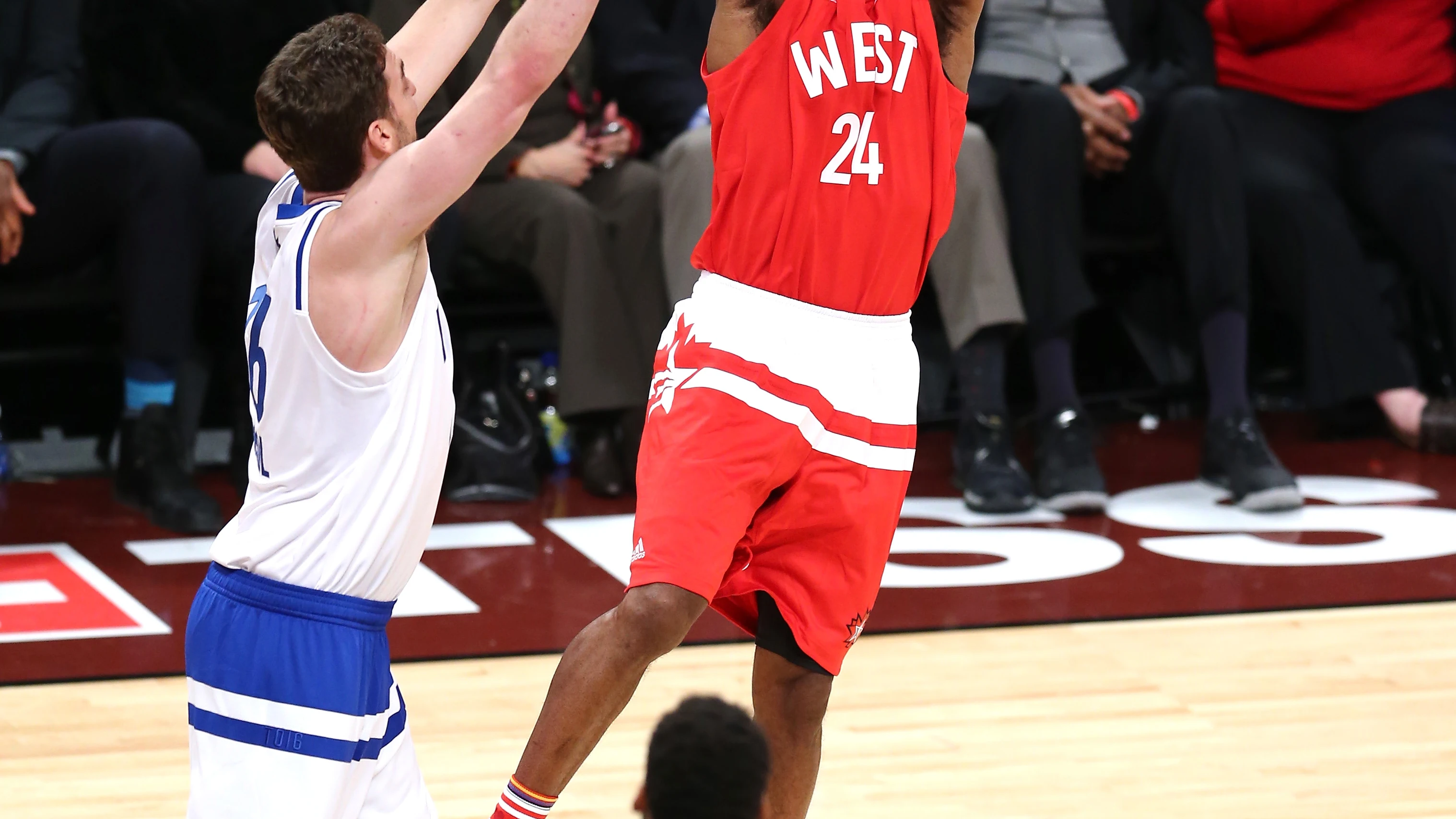 Kobe Bryant ante Pau en el All Star
