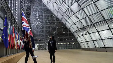 Retiran la bandera de Reino Unido Retiran la bandera de Reino Unido