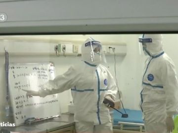 Investigadores analizando el coronavirus