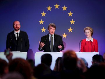 La presidenta de la Comisión Europea, Ursula von der Leyen, el del Parlamento Europeo, David Sassoli, y el del Consejo Europeo, Charles Michel