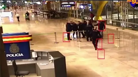 La actuación de los policías en el Aeropuerto de Barajas La actuación de los policías en el Aeropuerto de Barajas