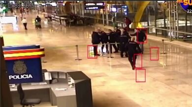 Tres agentes de policía salvan la vida a una bebé que se asfixiaba en la T-4 de Barajas: 