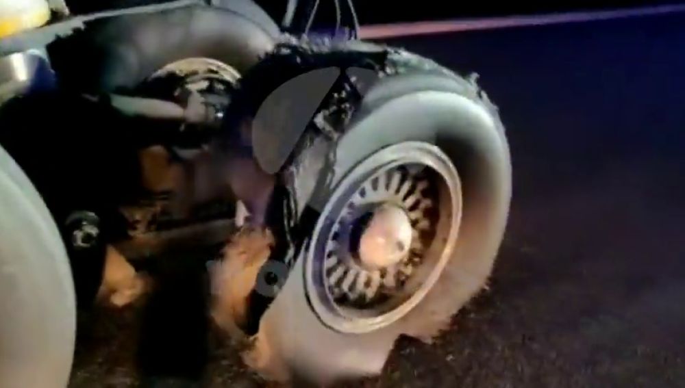 Así ha quedado una de las ruedas del avión de Air Canada que ha aterrizado en Madrid