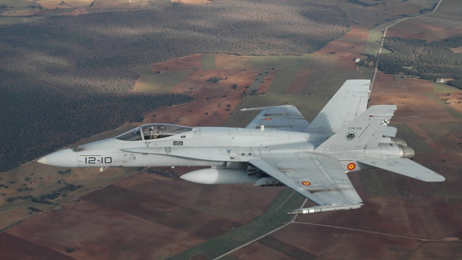 Un F-18 del ejército hizo fotografías de los daños del avión de Air Canada cuando preparaba el aterrizaje de emergencia en Madrid 