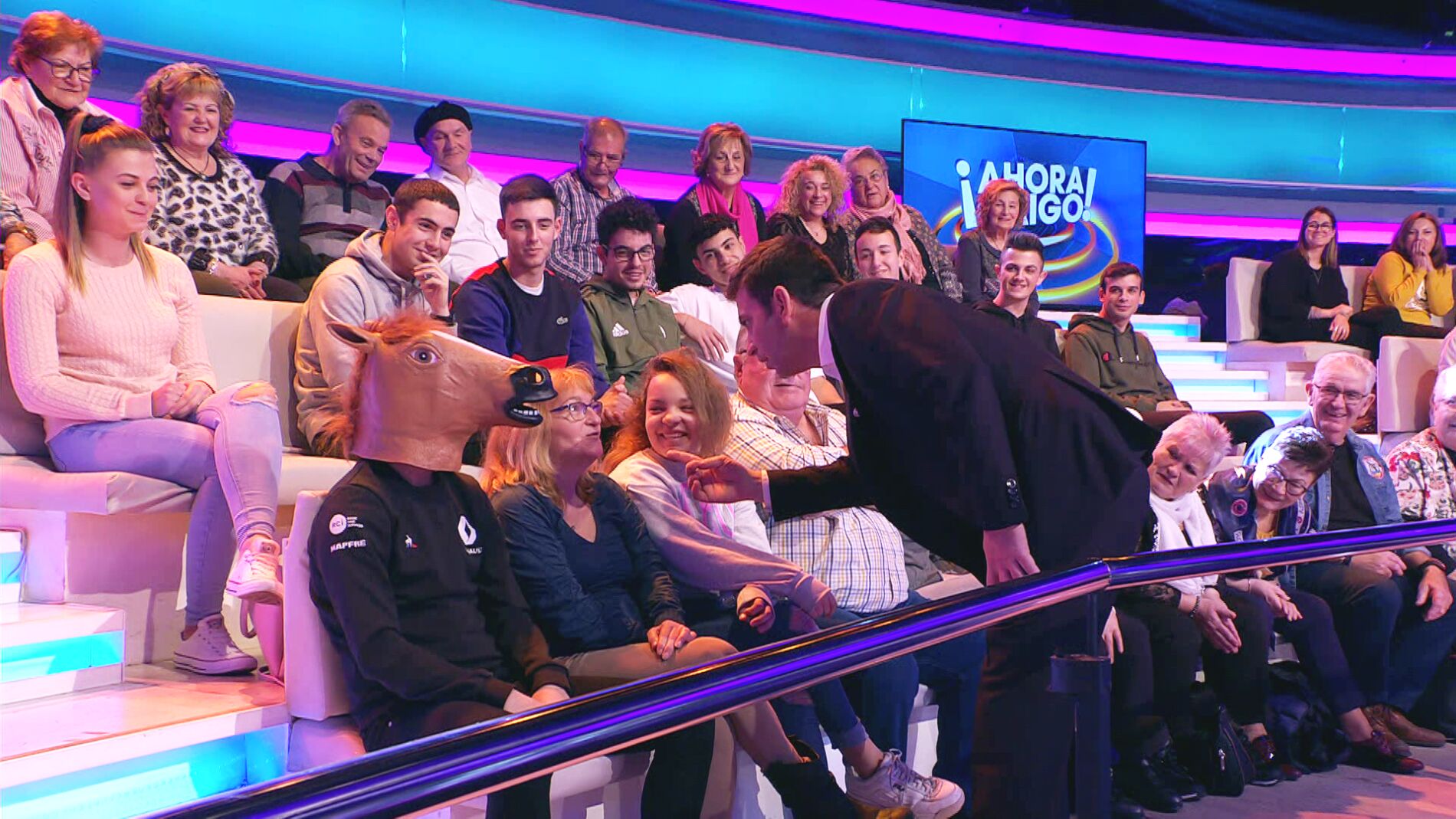  Arturo Valls, extra&ntilde;ado que de que vayan diciendo que hay "gente rara" en '&iexcl;Ahora caigo!'