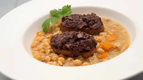 Garbanzos, arroz y col con tosta de morcilla Garbanzos, arroz y col con tosta de morcilla