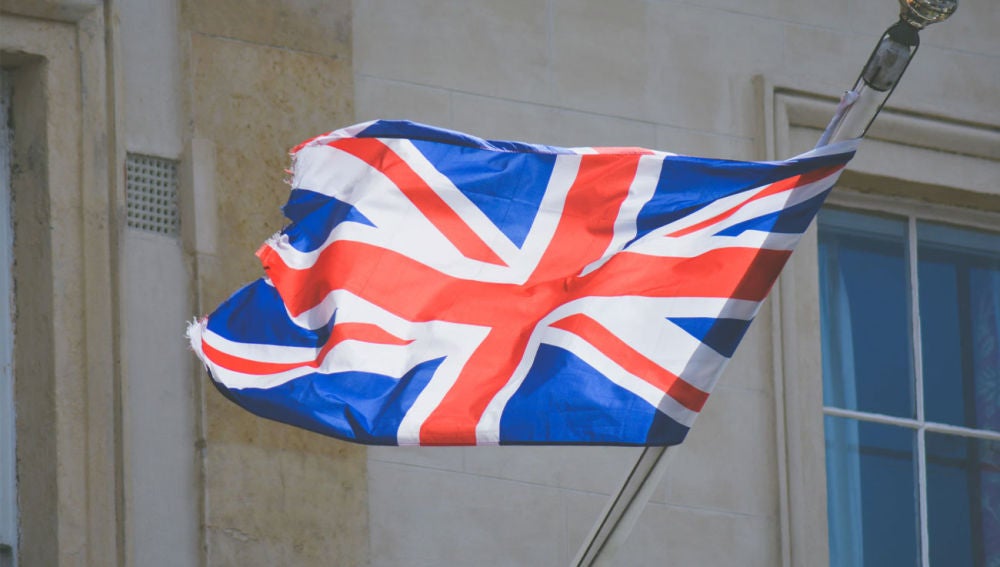 Bandera de Reino Unido ondeando.
