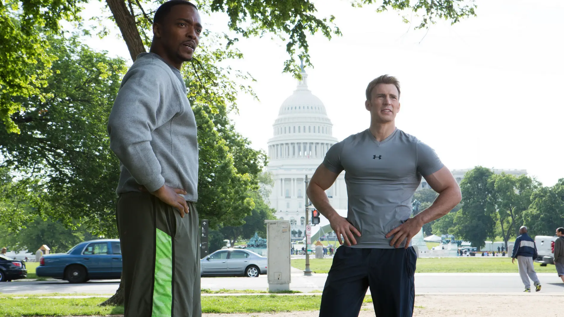 Anthony Mackie y Chris Evans como Falcon y Capitán América en Marvel