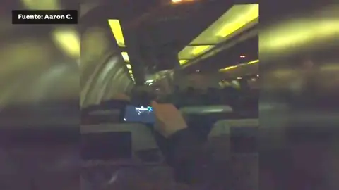 Los pasajeros del avión de Air Canada celebran con aplausos el aterrizaje de emergencias sin incidentes Los pasajeros del avión de Air Canada celebran con aplausos el aterrizaje de emergencias sin incidentes