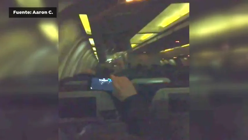 Los pasajeros del avi&oacute;n de Air Canada celebran con aplausos el aterrizaje de emergencias sin incidentes