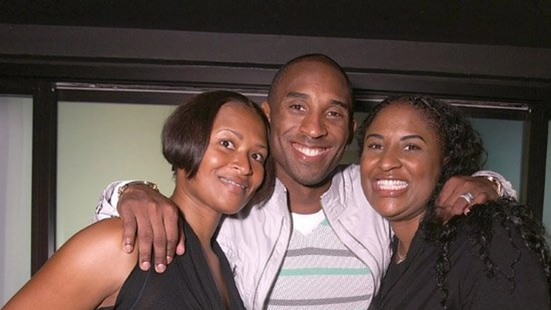 Kobe Bryant posa junto a sus hermanas Kobe Bryant posa junto a sus hermanas