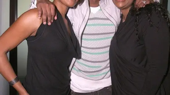 Kobe Bryant posa junto a sus hermanas