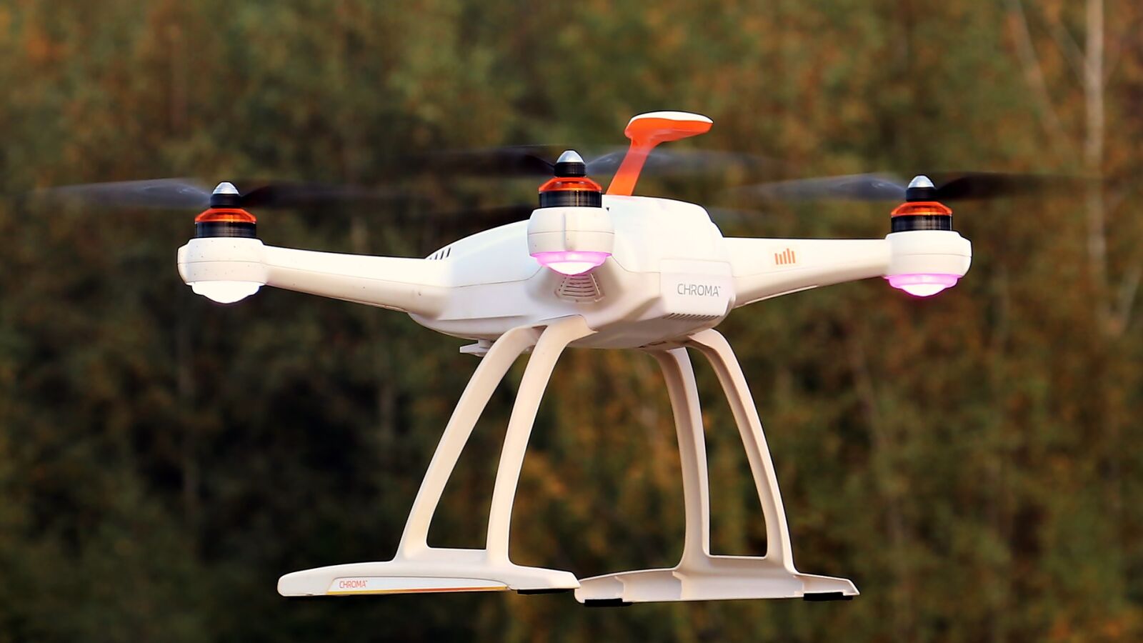 La unidad antidrones de la Guardia Civil busca al piloto del dron que provocó el cierre aéreo de Barajas