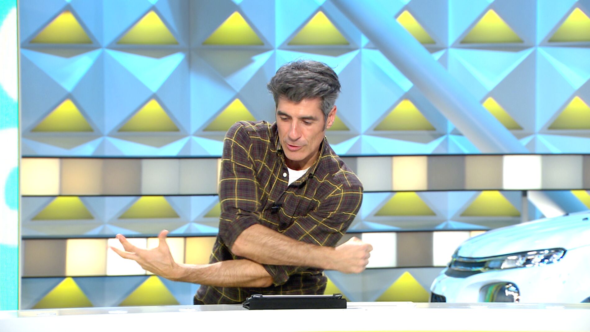 Jorge Fern&aacute;ndez para 'La ruleta de la suerte' por la complicada postura con la que una concursante quer&iacute;a lanzar la ruleta 