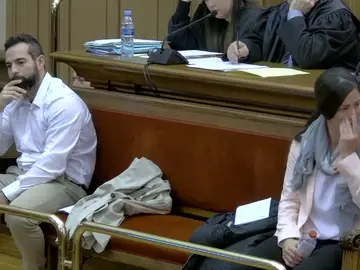 La guardia urbana juzgada en Barcelona por matar a su pareja se emociona cuando su abogada recuerda que quería tener un hijo con él La guardia urbana juzgada en Barcelona por matar a su pareja se emociona cuando su abogada recuerda que quería tener un hijo con él