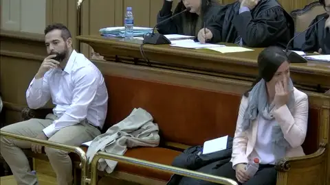 La guardia urbana juzgada en Barcelona por matar a su pareja se emociona cuando su abogada recuerda que quería tener un hijo con él La guardia urbana juzgada en Barcelona por matar a su pareja se emociona cuando su abogada recuerda que quería tener un hijo con él