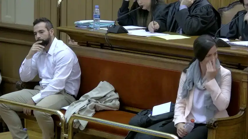 La guardia urbana juzgada en Barcelona por matar a su pareja se emociona cuando su abogada recuerda que quer&iacute;a tener un hijo con &eacute;l