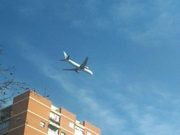 Avión averiado sobrevolando Madrid