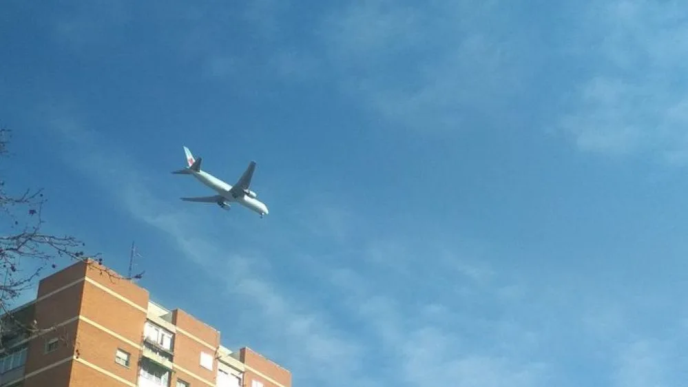 Avi&oacute;n averiado sobrevolando Madrid