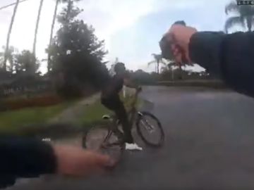 Momento en el que el agente de policía dispara contra el ciclista