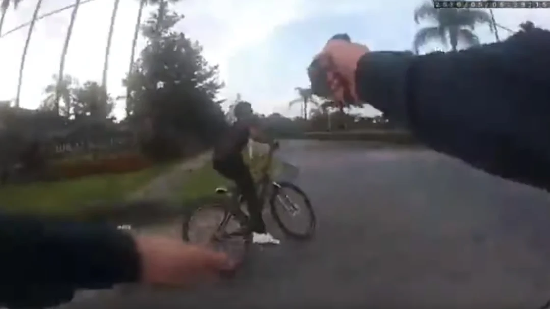 Momento en el que el agente de policía dispara contra el ciclista Momento en el que el agente de policía dispara contra el ciclista