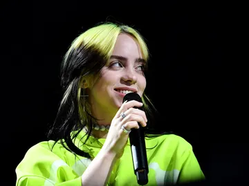 Billie Eilish durante una actuación Billie Eilish durante una actuación