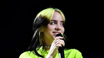 Billie Eilish durante una actuación