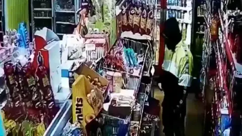 El empleado de un establecimiento 24 horas de Ferrol consigue ahuyentar a un atracador El empleado de un establecimiento 24 horas de Ferrol consigue ahuyentar a un atracador