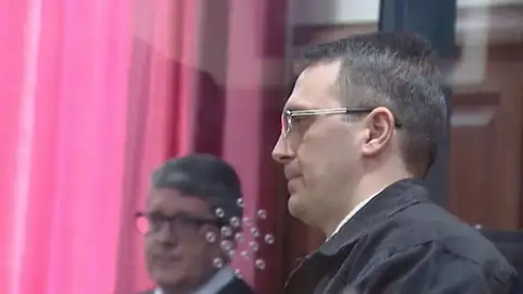 Igor 'el Ruso' agrede a 4 funcionarios con un azulejo antes de su traslado a la prisión de Zaragoza Igor 'el Ruso' agrede a 4 funcionarios con un azulejo antes de su traslado a la prisión de Zaragoza