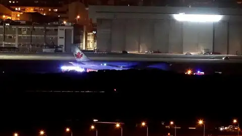 El avión de Air Canada averiado aterriza con éxito El avión de Air Canada averiado aterriza con éxito