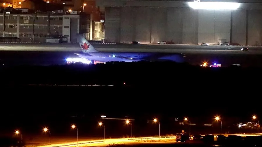 El avión de Air Canada averiado aterriza con éxito El avión de Air Canada averiado aterriza con éxito