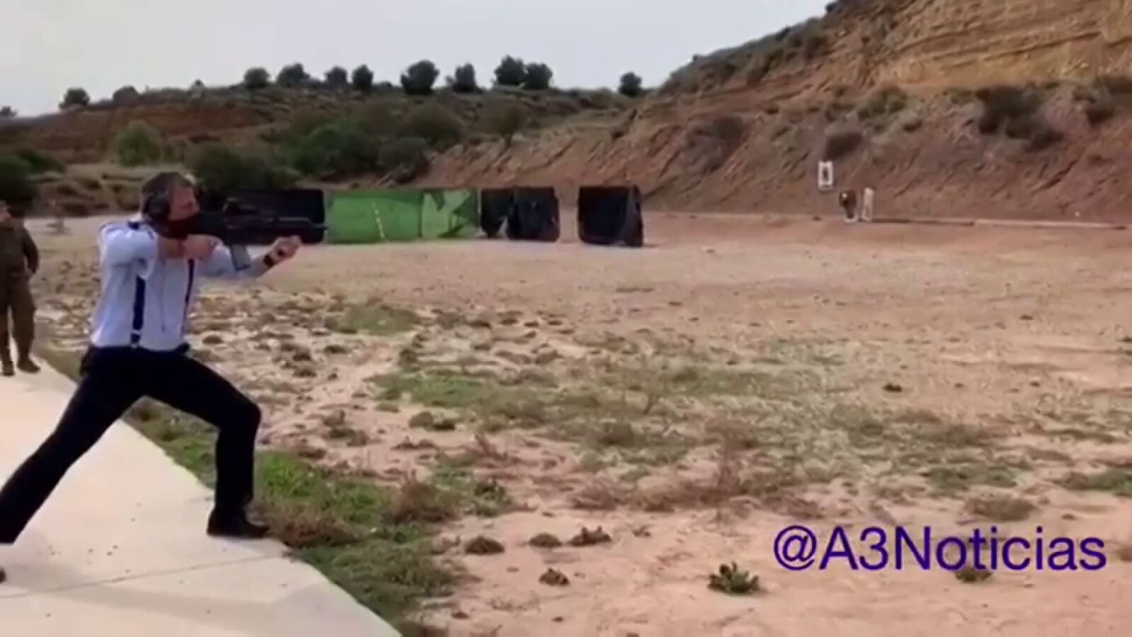 Defensa investiga el vídeo de Ortega Smith disparando con fusil en una base del ejército